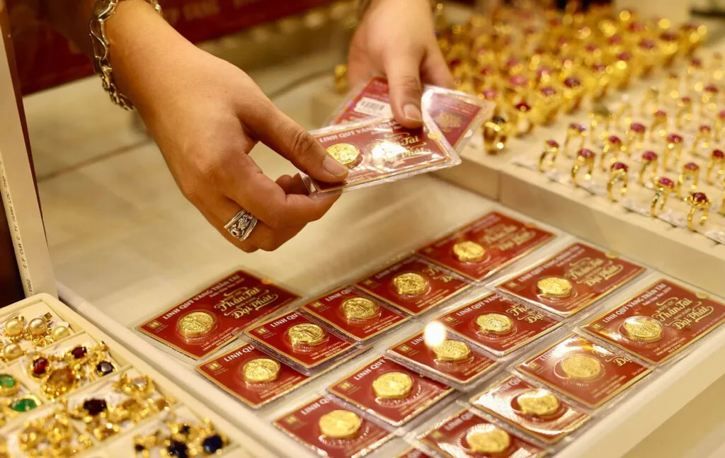 Vàng trong nước giữ nguyên, trong khi giá thị trường vàng thế giới giảm 30 USD Vàng trong nước giữ nguyên, trong khi giá thị trường vàng thế giới giảm 30 USD