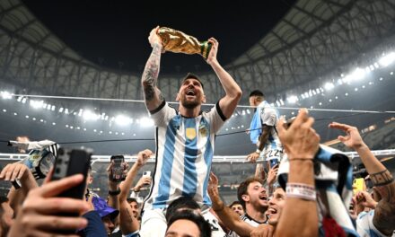 Messi đứng thứ ba trong Top 100 VĐV hàng đầu thế kỷ 21