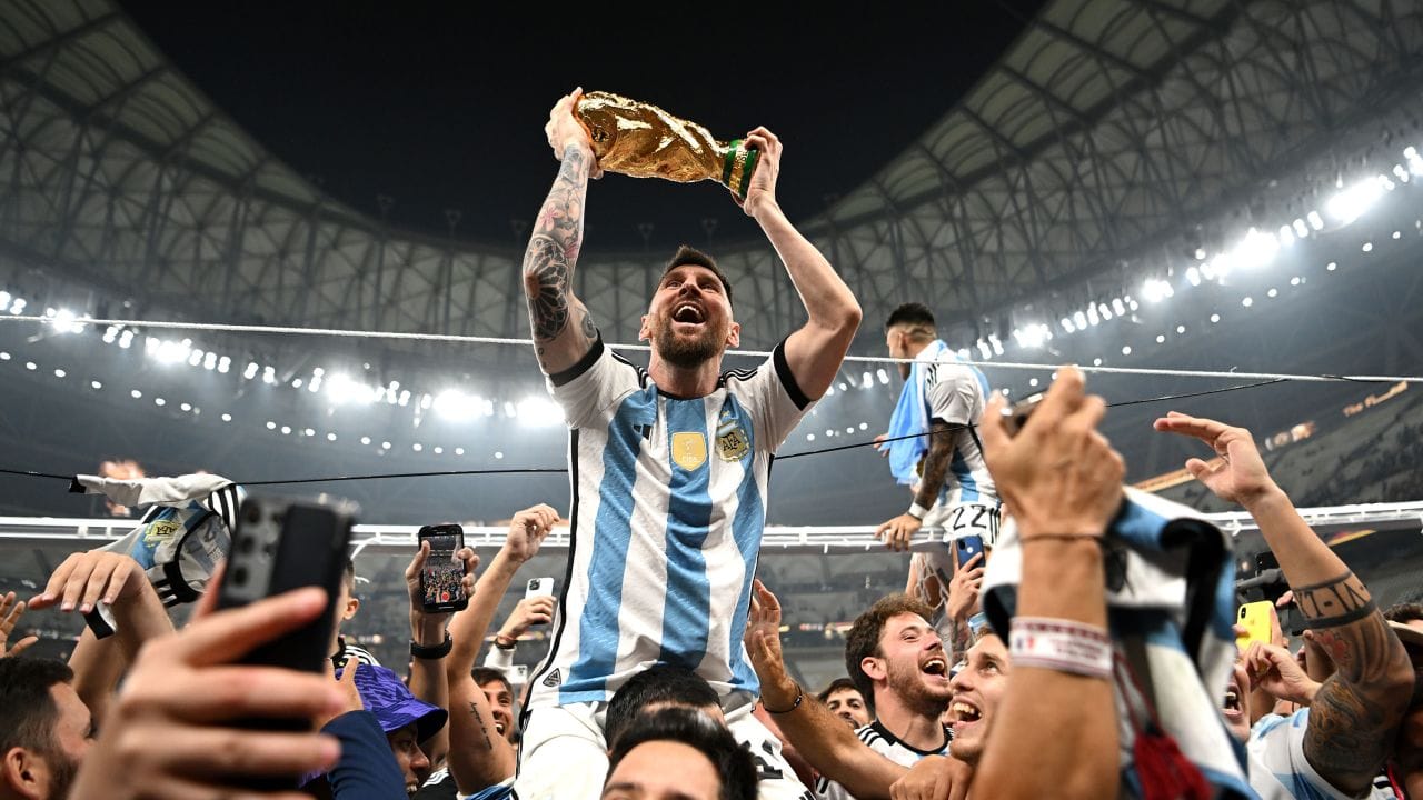 Messi đứng thứ ba trong Top 100 VĐV hàng đầu thế kỷ 21