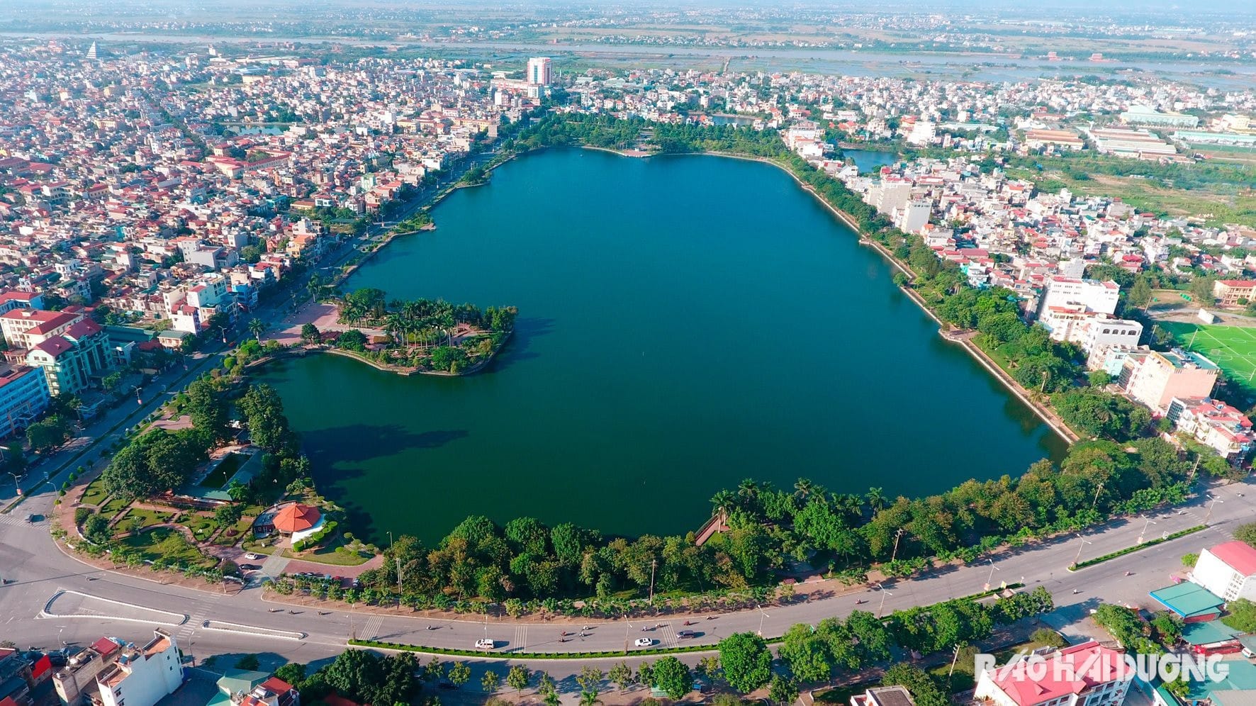 Khám Phá Hồ Bạch Đằng Hải Dương: Viên Ngọc Xanh Giữa Lòng Thành Phố