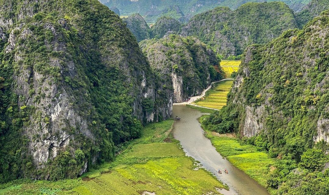 Tam Cốc Bích Động Ninh Bình – Cảnh Sắc Thơ Mộng Xứng Danh ‘Nam Thiên Đệ Nhị Động’