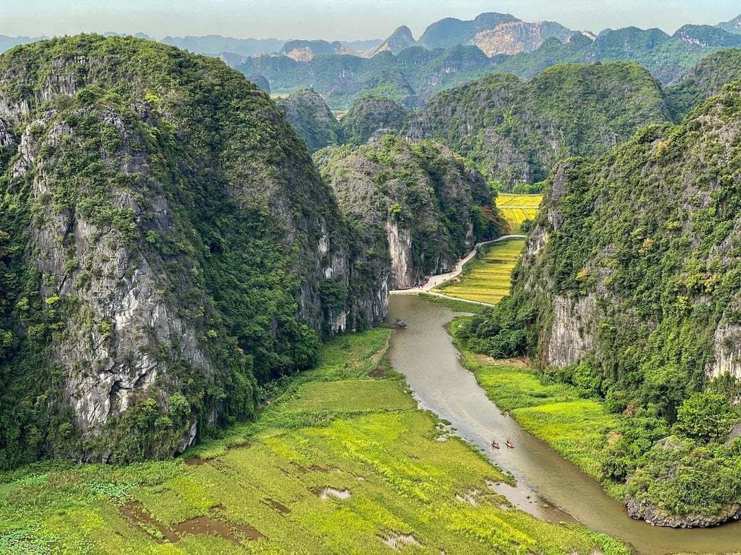 Tam Cốc Bích Động Ninh Bình – Cảnh Sắc Thơ Mộng Xứng Danh ‘Nam Thiên Đệ Nhị Động’