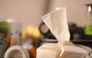 khăn giấy bẩn, kém chất lượng