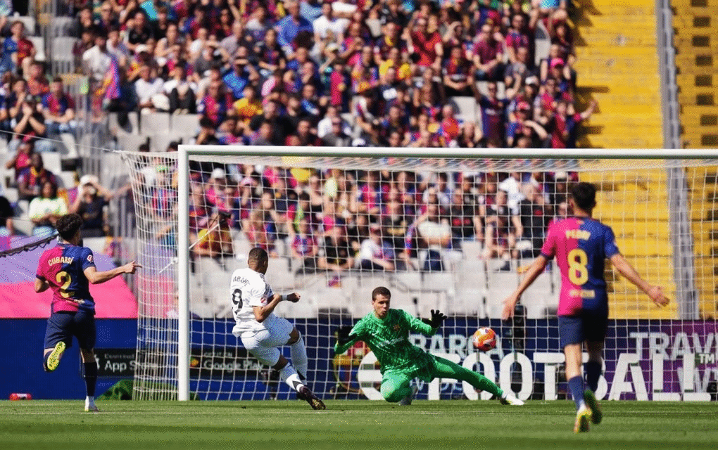 Mbappe lập hat-trick, phá kỷ lục 33 năm trong ngày Real Madrid thua đau Barcelona