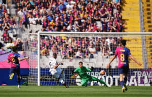 Mbappe lập hat-trick, phá kỷ lục 33 năm trong ngày Real Madrid thua đau Barcelona