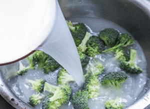 Chớ dại ăn sống 4 loại rau này nếu chưa chần qua nước sôi: Nguy cơ “rước độc” vào người