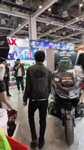 Người đàn ông "Ăn Xin" gây sốc tại triển lãm ô tô Thượng Hải