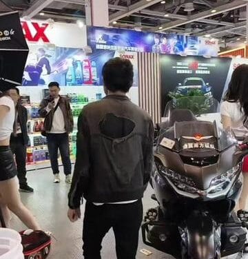 Người đàn ông “Ăn Xin” gây sốc tại triển lãm ô tô Thượng Hải