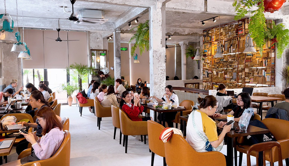 7 Quán Cafe Cờ Đỏ Sao Vàng ở Sài Gòn: Check-in Ngập Tràn Yêu Nước! 7 Quán Cafe Cờ Đỏ Sao Vàng ở Sài Gòn: Check-in Ngập Tràn Yêu Nước!