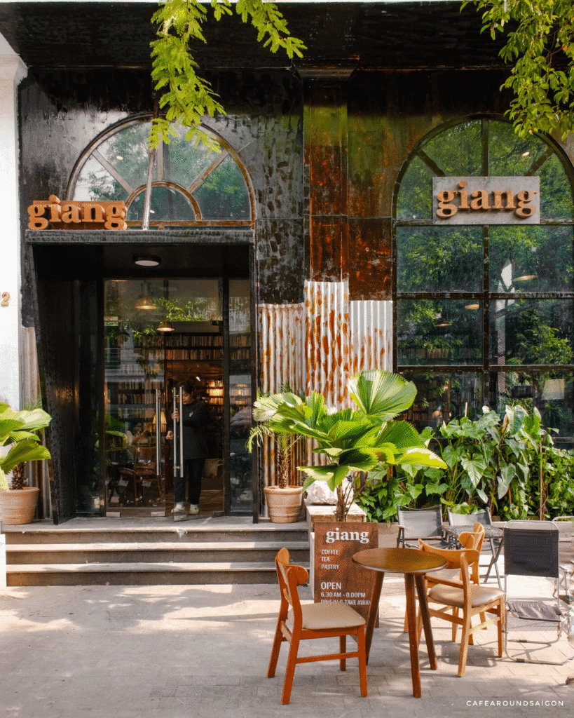 7 Quán Cafe Cờ Đỏ Sao Vàng ở Sài Gòn: Check-in Ngập Tràn Yêu Nước! 7 Quán Cafe Cờ Đỏ Sao Vàng ở Sài Gòn: Check-in Ngập Tràn Yêu Nước!