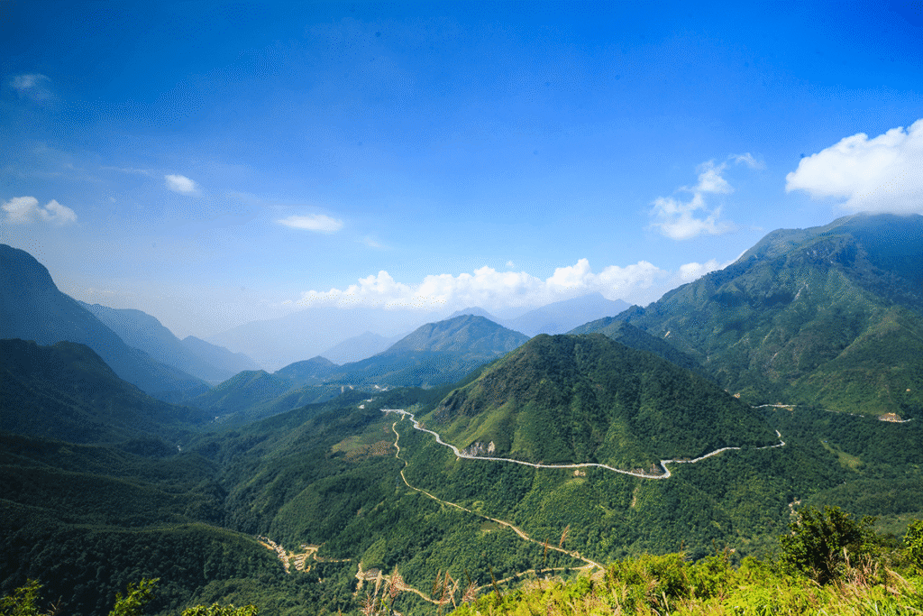 8 Trải Nghiệm Lào Cai Khiến Bạn Mê Mẩn: Khám Phá Thiên Đường Tây Bắc! 6. Chinh phục đèo Ô Quy Hồ - cung đường huyền thoại
