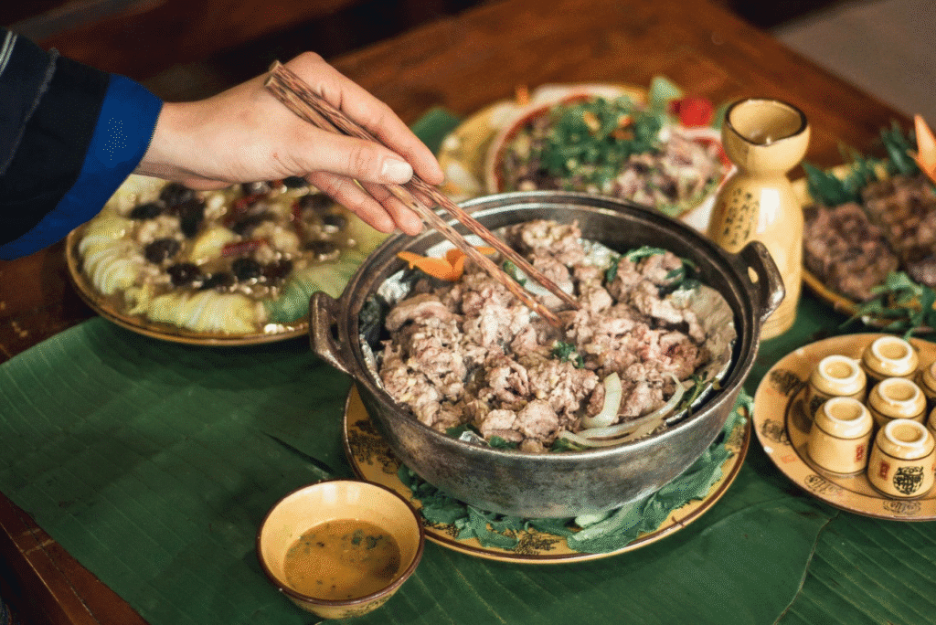 8 Trải Nghiệm Lào Cai Khiến Bạn Mê Mẩn: Khám Phá Thiên Đường Tây Bắc! 8. Thưởng thức ẩm thực Sapa - hương vị đặc trưng núi rừng