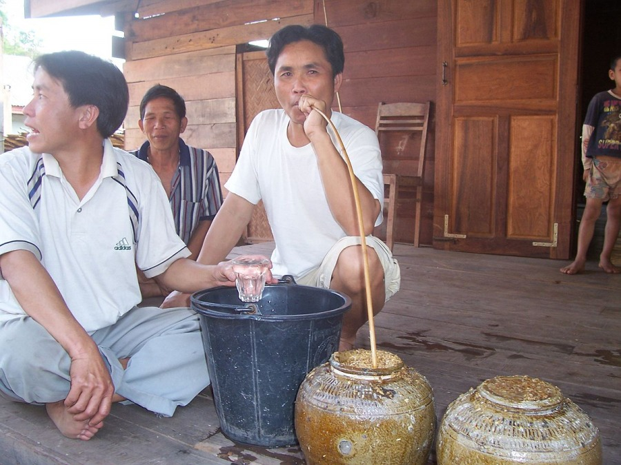 Khám phá 10 thức uống Lào ngon nhất - Bạn đã thử hết chưa? Lao-Hai – Rượu Cần Chum Đất