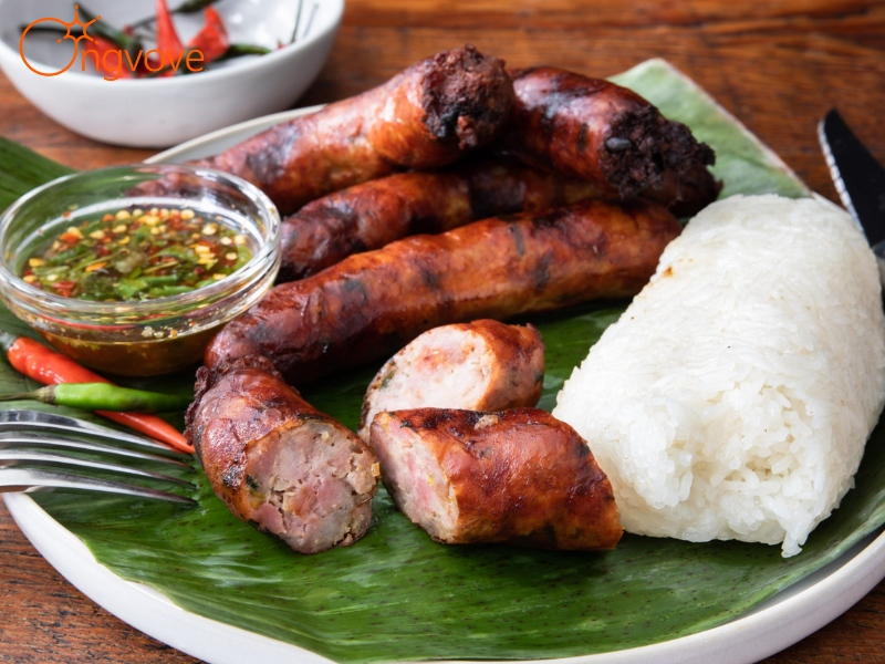 7 Món Ăn Đường Phố Luang Prabang Bạn Phải Thử Ngay 3. Xúc Xích Sai Oua: Hương Vị Cay Nồng Đặc Trưng ở Luang Prabang