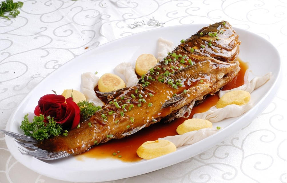 8 Món Ăn May Mắn Tết Trung Quốc: Bí Quyết Chiêu Tài Cả Năm! Cá: Biểu Tượng của Sự Dư Dả và Thịnh Vượng trong tết Trung Quốc
