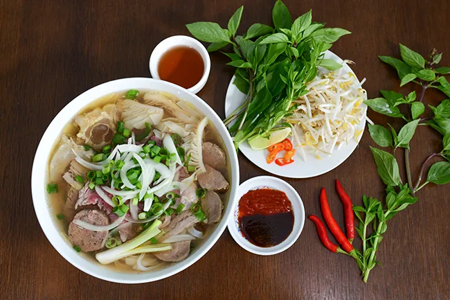 10 Món Ăn Đường Phố Việt Nam "Đốn Tim" Du Khách 2. Phở: Hương Vị Truyền Thống, Quyến Rũ Vạn Lòng