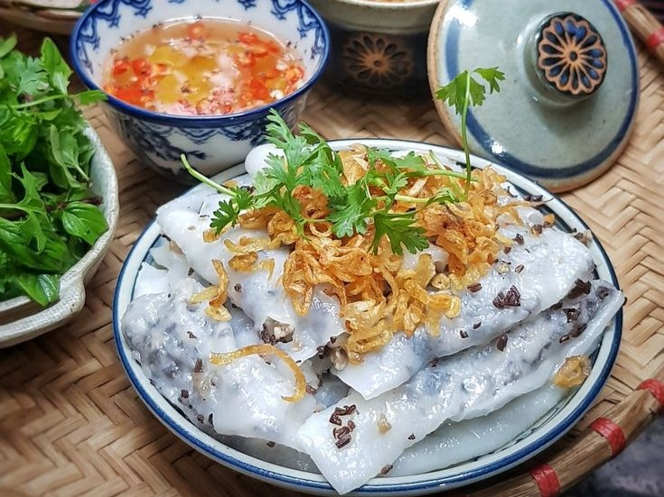 10 Món Ăn Đường Phố Việt Nam "Đốn Tim" Du Khách 3. Bánh Cuốn: Sự Hoàn Hảo Trong Từng Lớp Bột Mỏng Mái