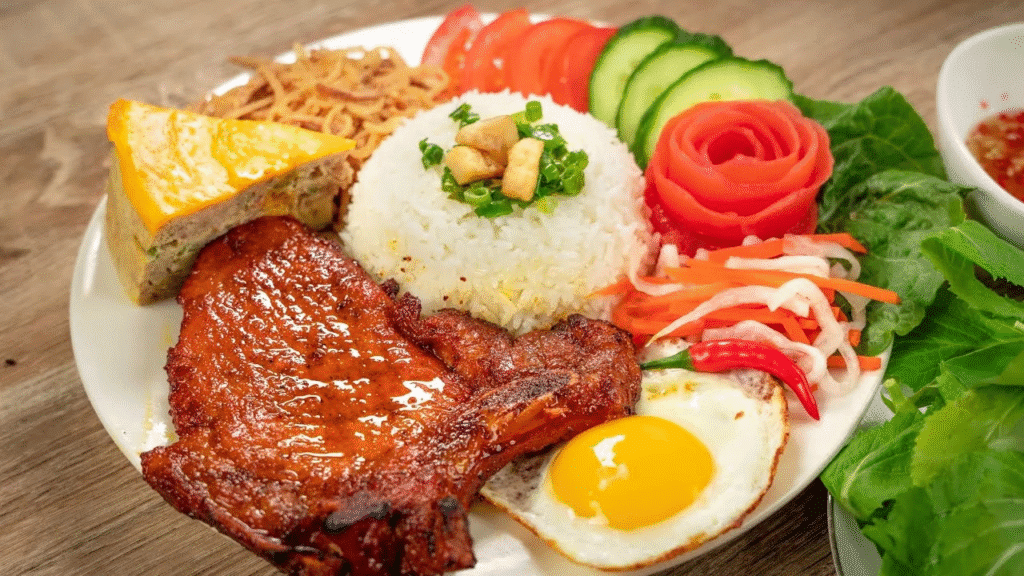 10 Món Ăn Đường Phố Việt Nam "Đốn Tim" Du Khách 4. Cơm Tấm: Hương Vị Miền Nam Đậm Chát