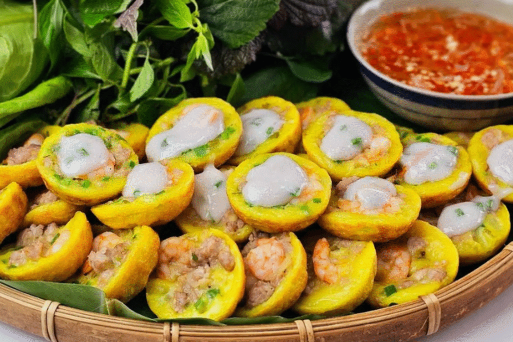 10 Món Ăn Đường Phố Việt Nam "Đốn Tim" Du Khách 9. Bánh Khọt: Hương Vị Miền Trung Độc Đáo