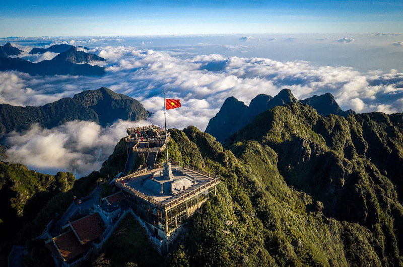 8 Trải Nghiệm Lào Cai Khiến Bạn Mê Mẩn: Khám Phá Thiên Đường Tây Bắc! 2. Chinh phục Fansipan - "Nóc nhà Đông Dương"