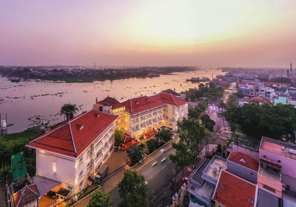 Khám phá 4 Combo Khách Sạn Victoria Hotels & Resorts HOT nhất tháng 8! 3. Châu Đốc: Hoài Cổ Đông Dương Bên Dòng Sông Hậu