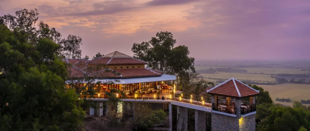 Khám phá 4 Combo Khách Sạn Victoria Hotels & Resorts HOT nhất tháng 8! 4. Núi Sam: Cảnh Quan Hùng Vĩ Từ Trên Cao