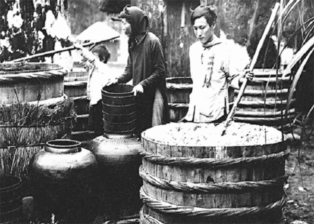 Khám phá 4 làng nghề độc đáo Quảng Bình: Chuyến du lịch văn hoá đầy bất ngờ! 1. Nước mắm Cảnh Dương: Hương vị lịch sử bốn thế kỷ