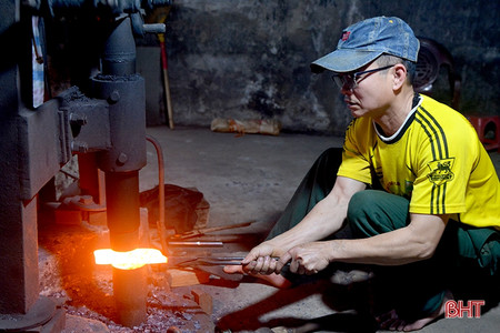 Khám phá 4 làng nghề độc đáo Quảng Bình: Chuyến du lịch văn hoá đầy bất ngờ! 2. Rèn đúc Mai Hồng: Ngọn lửa truyền thống vẫn rực cháy