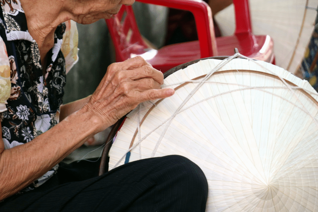 Khám phá 4 làng nghề độc đáo Quảng Bình: Chuyến du lịch văn hoá đầy bất ngờ! 4. Nón lá Quy Hậu: Kiệt tác từ bàn tay khéo léo
