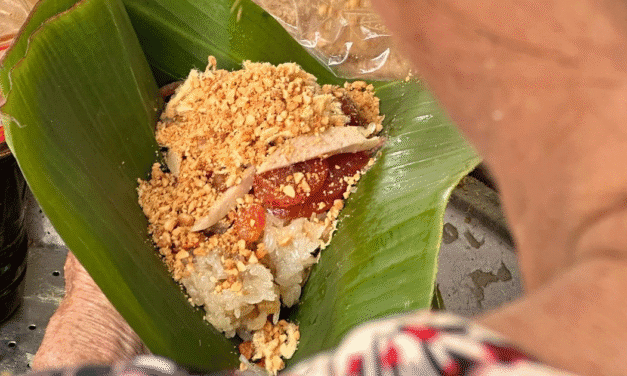 40 Năm Gói Lá Chuối: Bí Quyết Xôi Cứu Hỏa Ngậm Dừa Dẫn Khách Đến Rần Rần Sài Gòn