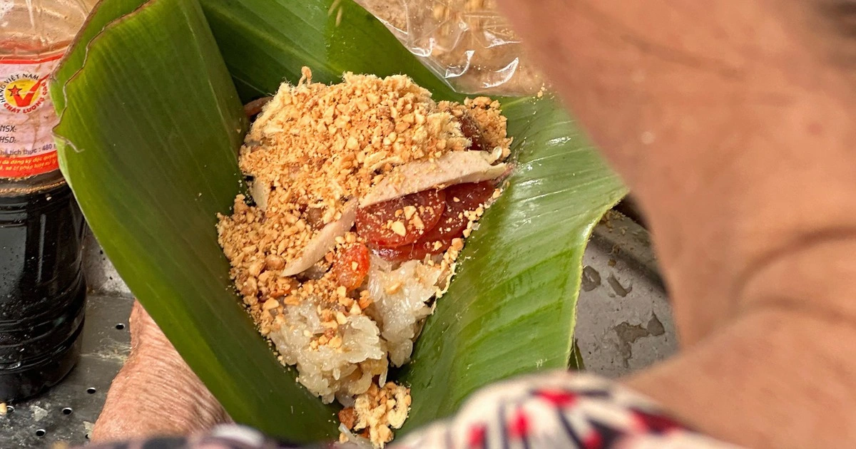 40 Năm Gói Lá Chuối: Bí Quyết Xôi Cứu Hỏa Ngậm Dừa Dẫn Khách Đến Rần Rần Sài Gòn