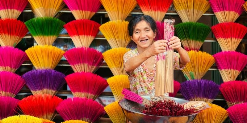 Làng Hương Thủy Xuân: Hương Sắc Từ Bàn Tay Khéo Léo