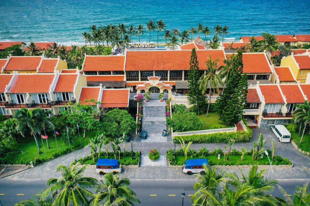 6 Resort Hội An Cho Kỳ Nghỉ Hoàn Hảo: Nơi Nào Phù Hợp Với Bạn? 1. Victoria Hội An Beach Resort & Spa: