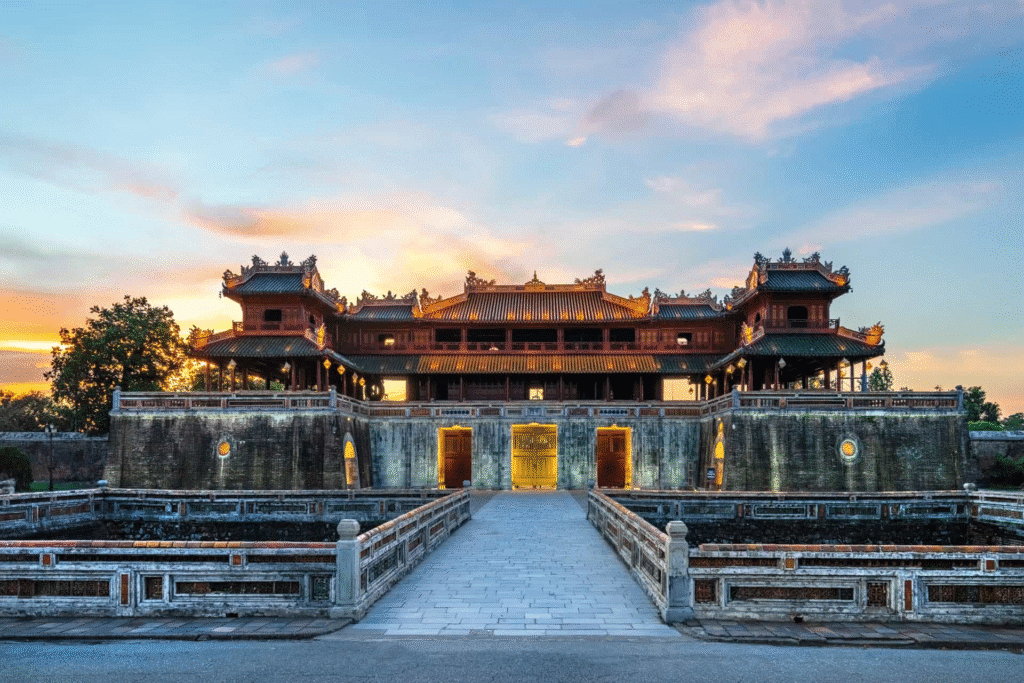 Khám phá 9 Kỳ Quan Di Sản Thế Giới UNESCO Tuyệt Đẹp Ở Việt Nam 1. Cố đô Huế: Vang bóng một thời vàng son