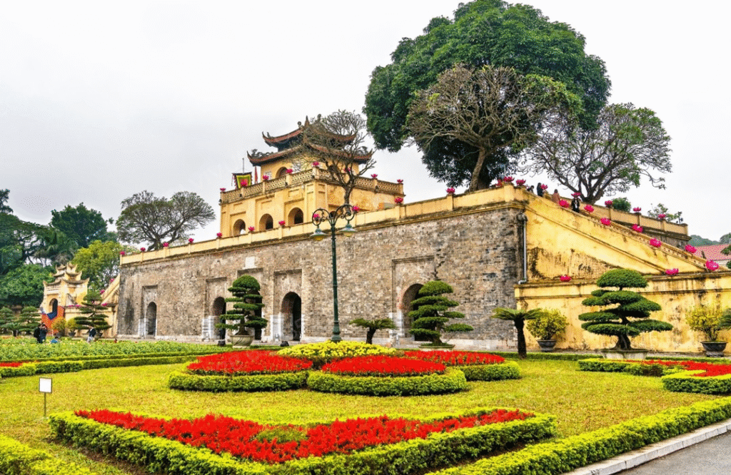 Khám phá 9 Kỳ Quan Di Sản Thế Giới UNESCO Tuyệt Đẹp Ở Việt Nam 4. Hoàng Thành Thăng Long - Hà Nội: Hơi thở lịch sử ngàn năm