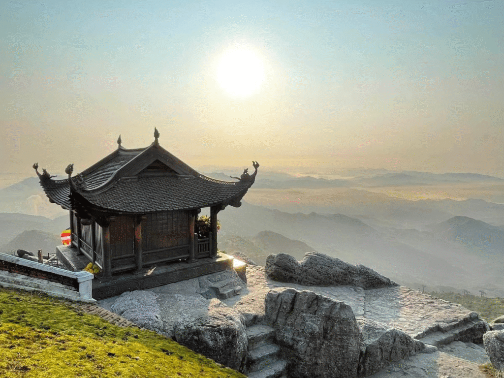 Khám phá 9 Kỳ Quan Di Sản Thế Giới UNESCO Tuyệt Đẹp Ở Việt Nam 6. Yên Tử: Linh thiêng chốn Phật giáo