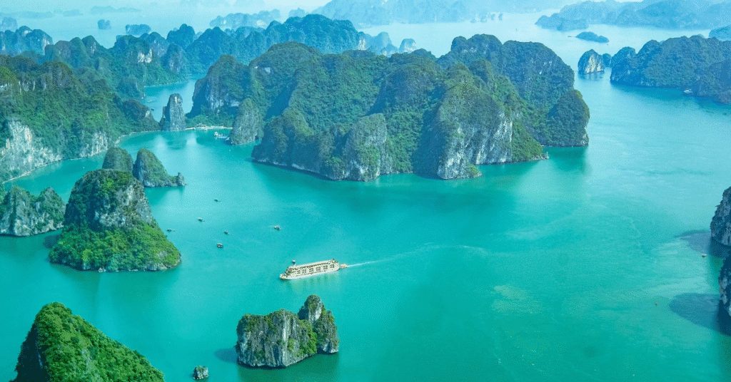 Khám phá 9 Kỳ Quan Di Sản Thế Giới UNESCO Tuyệt Đẹp Ở Việt Nam 7. Vịnh Hạ Long - Cát Bà: Biển trời kỳ quan