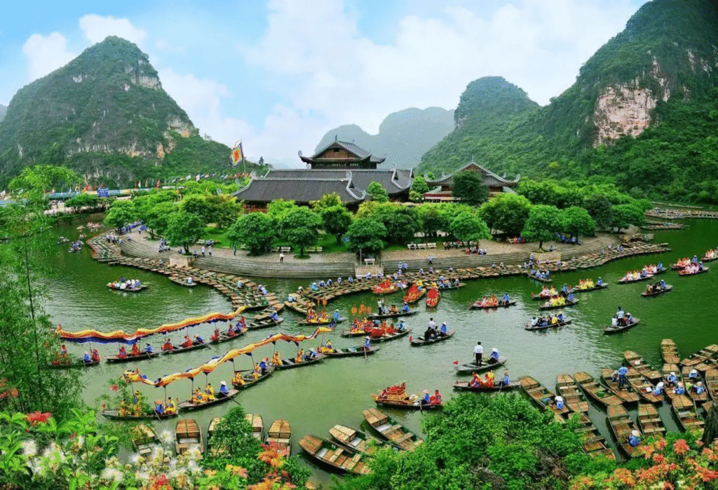Khám phá 9 Kỳ Quan Di Sản Thế Giới UNESCO Tuyệt Đẹp Ở Việt Nam 9. Tràng An - Ninh Bình: Núi non, hang động và lịch sử