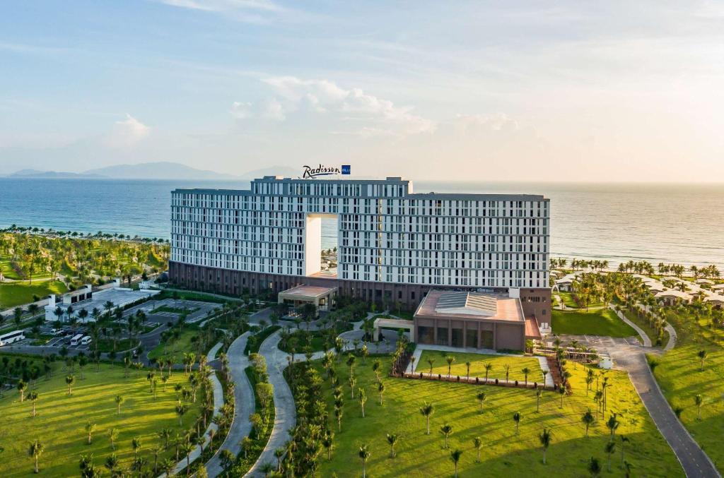 5 Combo Cam Ranh GIÁ RẺ Nhất Cho Gia Đình: Trẻ Em MIỄN PHÍ! 3. Radisson Blu Resort Cam Ranh: Sang Trọng Và Tiện Nghi Hoàn Hảo