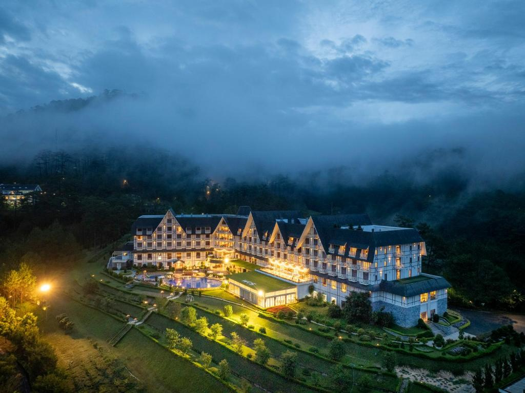Đà Lạt: 2 Combo Khách Sạn Romantics Cho Chuyến Đi Không Bao Giờ Quên Swiss-Belresort Tuyền Lâm: Nơi Thời Gian Như Ngưng Đọng