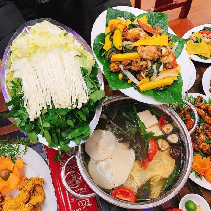 TOP 7 Quán Ăn Tối Ngon Hải Phòng "Gây Nghiện" Bạn Nhất Định Phải Ghé! 2. Cháo 147 - Lẩu Ếch 220 Hàng Kênh – Chuẩn Vị Lẩu Ếch Măng Cay