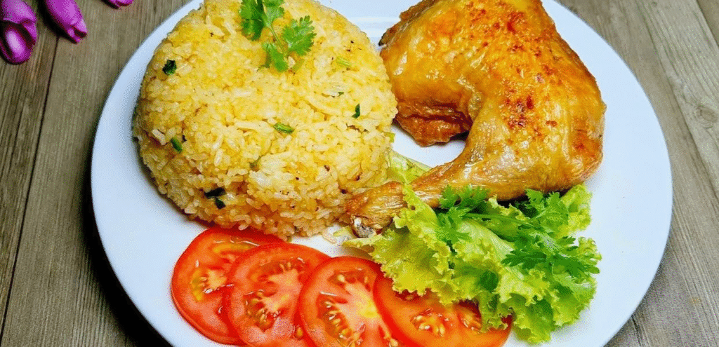 TOP 7 Quán Ăn Tối Ngon Hải Phòng "Gây Nghiện" Bạn Nhất Định Phải Ghé! 5. Cơm Gà Xối Mỡ Cô Út – Bữa Tối Đậm Vị, Giá Phải Chăng