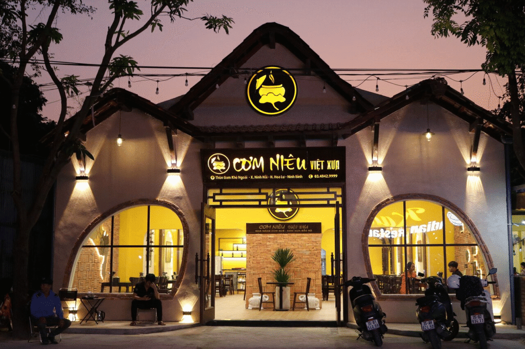 Tam Cốc Ninh Bình: 12 Nhà Hàng Ngon Hút Hồn Du Khách Phải Thử! 2. Cơm Niêu Việt Xưa Tam Cốc: Món ăn truyền thống giữa không gian mộc mạc