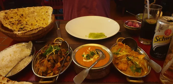 Tam Cốc Ninh Bình: 12 Nhà Hàng Ngon Hút Hồn Du Khách Phải Thử! 3. Aroma Indian Restaurant: Khám phá hương vị Ấn Độ giữa lòng Ninh Bình