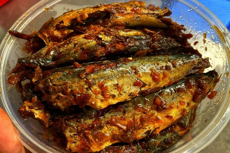 Cá trích mùa hè: Bí quyết làm món ngon đậm đà hương vị quê nhà Hương Vị Quê Hương: Món Cá Trích Nướng Than và Kho Tỏi Ớt - Gợi Lên Ký Ức Tuổi Thơ.3