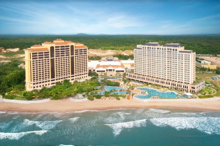 Khách sạn Vũng Tàu nào sang trọng nhưng giá lại "hạt dẻ"? 3. Holiday Inn Resort Hồ Tràm: Không Gian Nghỉ Dưỡng Hiện Đại