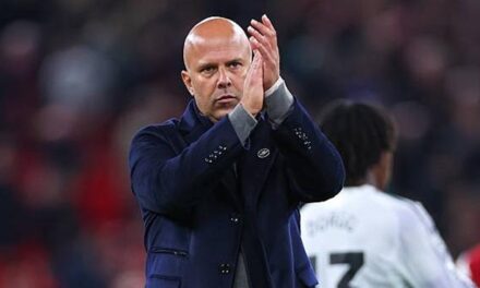 Bí ẩn đằng sau khủng hoảng Liverpool: Hàng thủ sụp đổ, Isak & Salah mất hút?