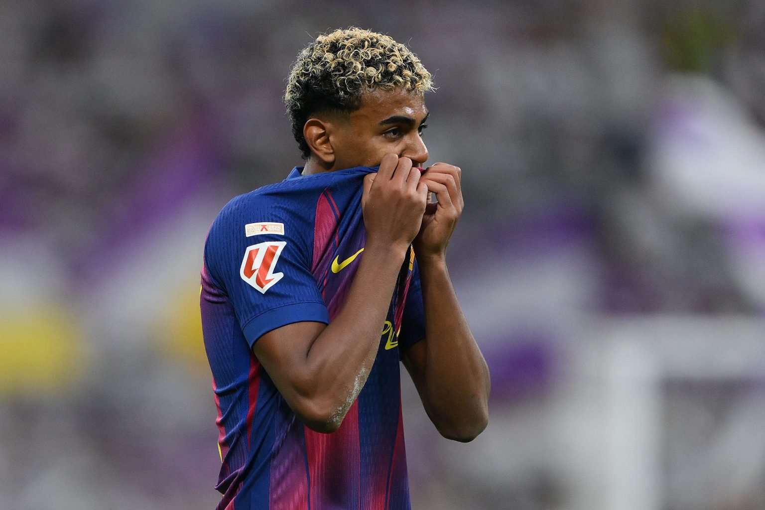 elche-tim-cach-pha-chuoi-50-nam-khong-thang-barcelona-tai-la-liga-1