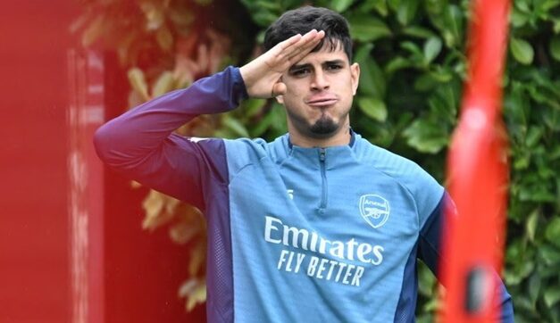 Arsenal suất đá chính Hincapie đánh dấu lần đầu tại Ngoại hạng Anh