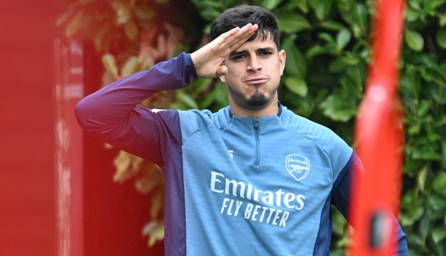 Arsenal suất đá chính Hincapie đánh dấu lần đầu tại Ngoại hạng Anh